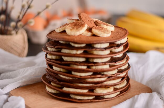 Crêpes au chocolat avec des bananes sur le dessus.