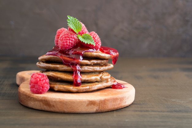 Crêpes au chocolat à la framboise sur un fond sombre.