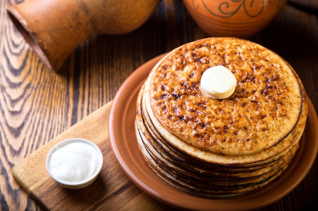 Crêpes au four avec du beurre. Vue de dessus