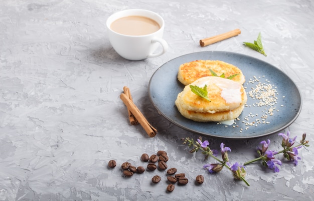 Crêpes au fromage sur une assiette en céramique bleue et une tasse de café