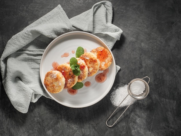 Crêpes au fromage blanc caillé syrniki beignets aux baies