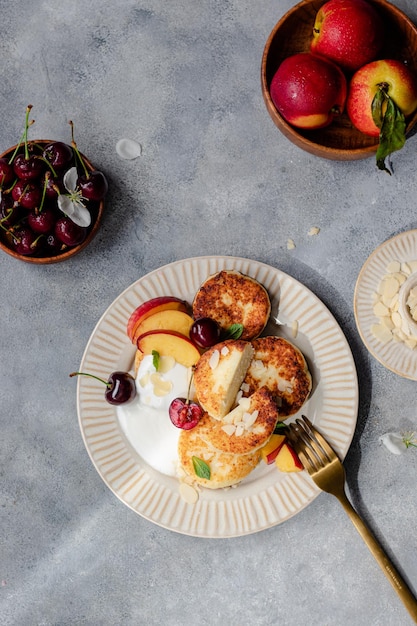 Crêpes au fromage avec cerise, nectarine, yaourt. table de petit déjeuner