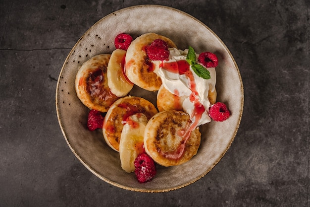 Crêpes au fromage cottage sur une assiette avec du miel et de la mentheSanté et délicieuse