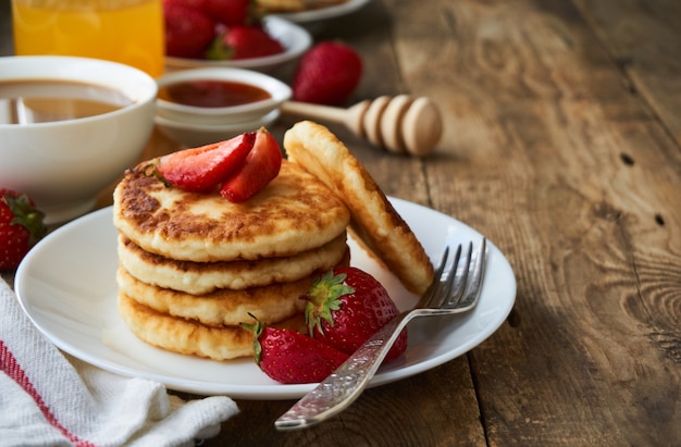 Crêpes au fromage cottage aux fraises sur une plaque