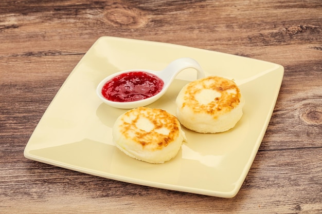 Crêpes au fromage cottage avec confiture de fraises pour le petit-déjeuner