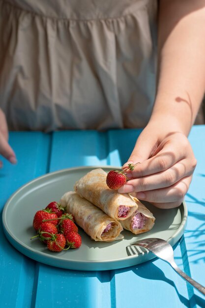 Photo crêpes au fromage cottage et fraises petit-déjeuner sain