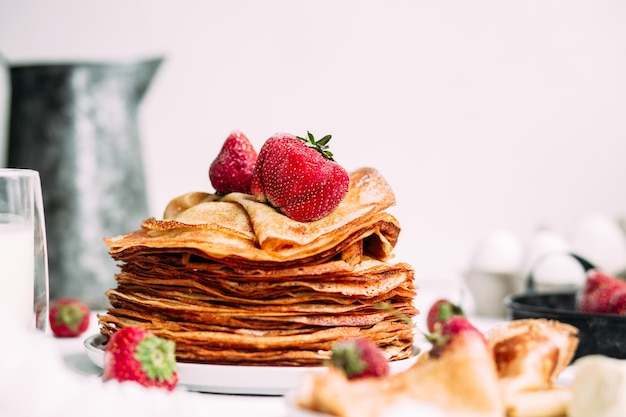 Crêpes au fromage cottage maison, framboises une assiette grise