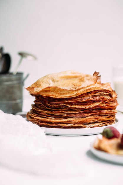 Crêpes au fromage cottage maison, framboises une assiette grise