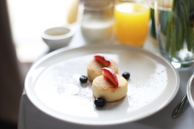 Crêpes au fromage cottage pour le petit déjeuner avec des baies