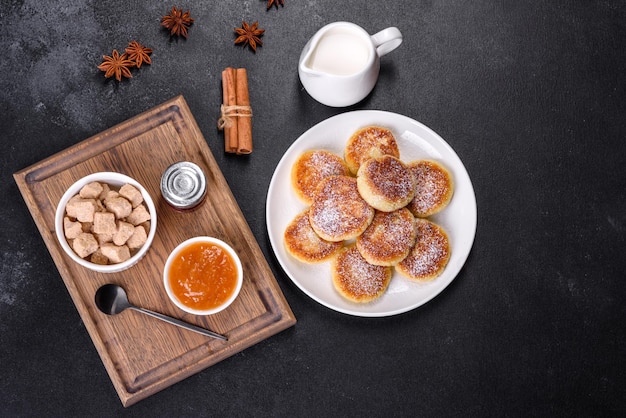 Crêpes au fromage cottage avec syrniki d'avoine sur fond noir rustique