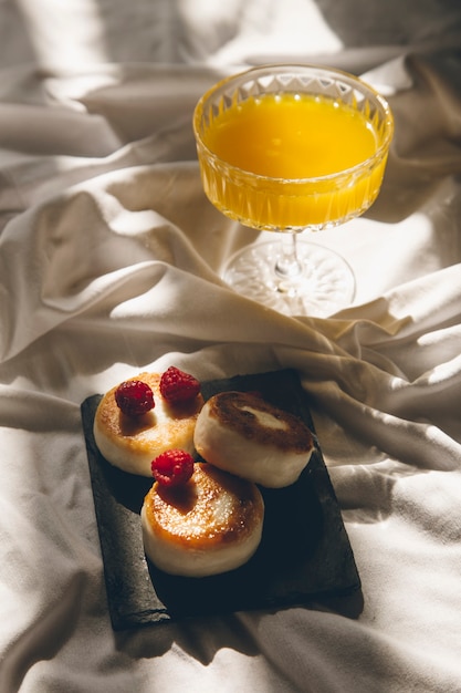 crêpes au fromage sur fond clair