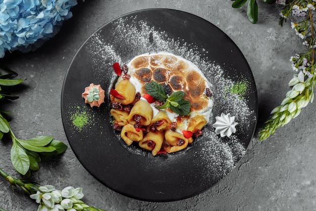 Crêpes au fromage en sauce à l'orange servies avec des noix caramélisées et des amandes Plat appétissant Photographie culinaire une proposition pour servir un repas