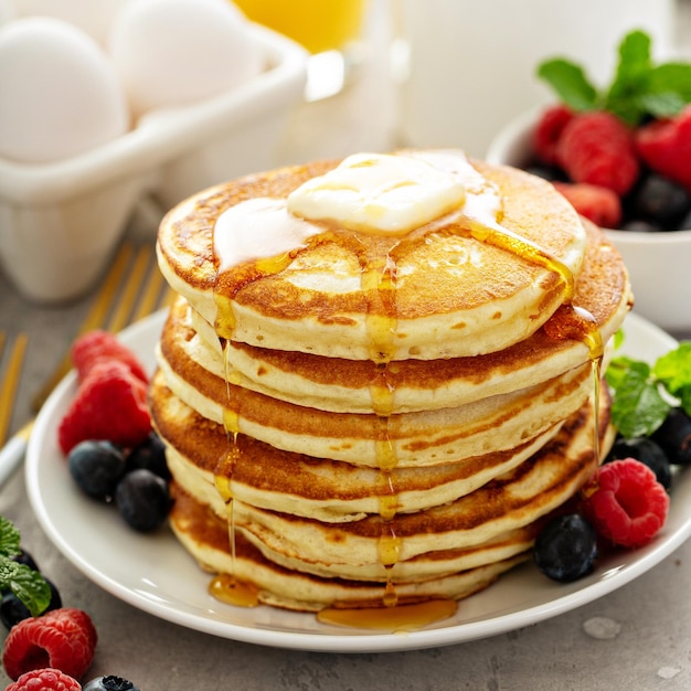 Des crêpes au lait de beurre moelleux avec du sirop