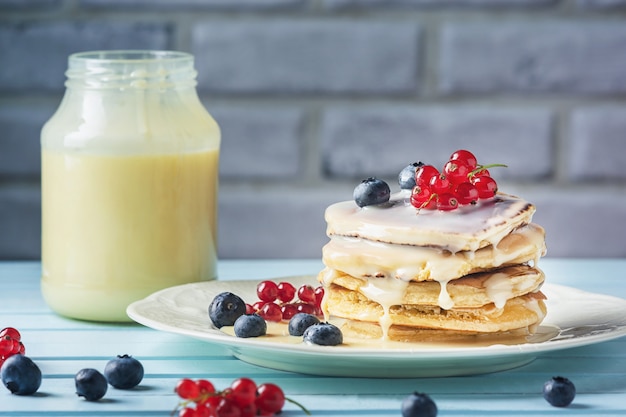 Crêpes au lait concentré et baies.