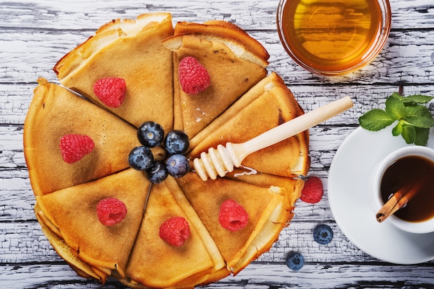 Crêpes au miel et baies fraîches framboises et myrtilles