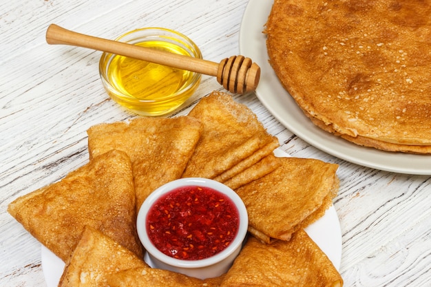 Crêpes au miel et confiture sur bois