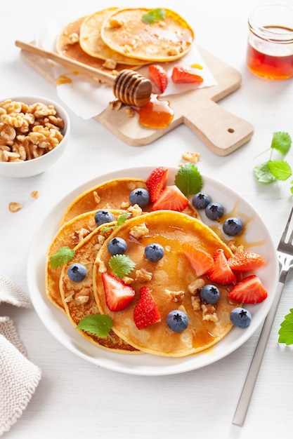 Crêpes au miel de fraise aux bleuets et noix pour le petit déjeuner