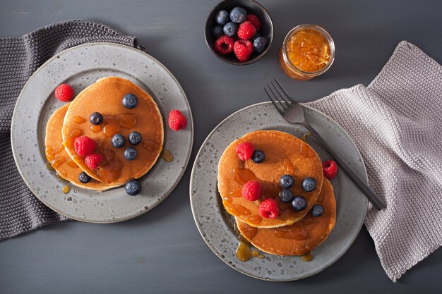 Crêpes au miel de framboise myrtille et confiture pour le petit déjeuner