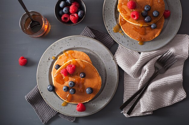 Crêpes au miel de framboise myrtille et confiture pour le petit déjeuner