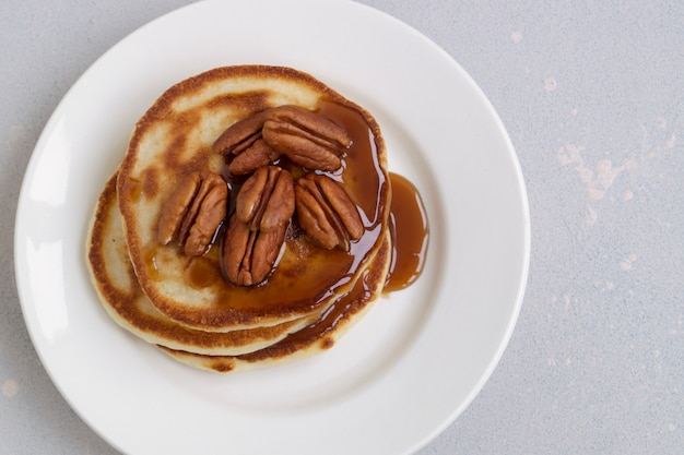 Crêpes au sirop de caramel et pacanes.