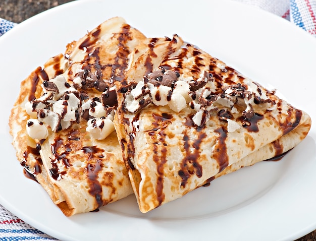 Crêpes au sirop de chocolat et prunes