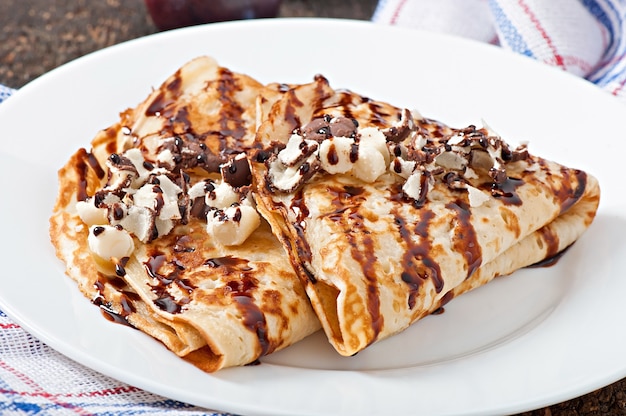 Crêpes au sirop de chocolat et prunes