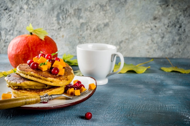 Crêpes d'automne à la citrouille avec du thé