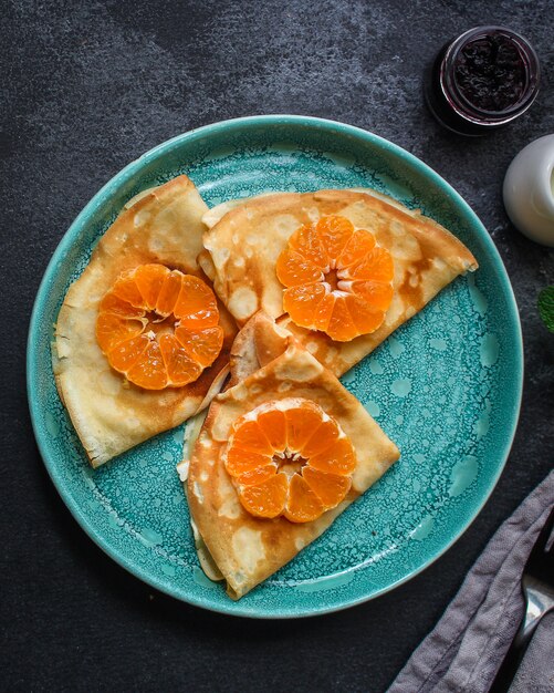 crêpes aux agrumes, confiture et baies, crêpes fines