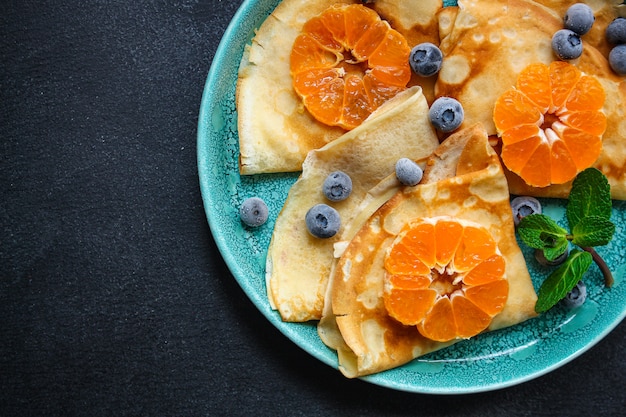 crêpes aux agrumes, confiture et baies, crêpes fines