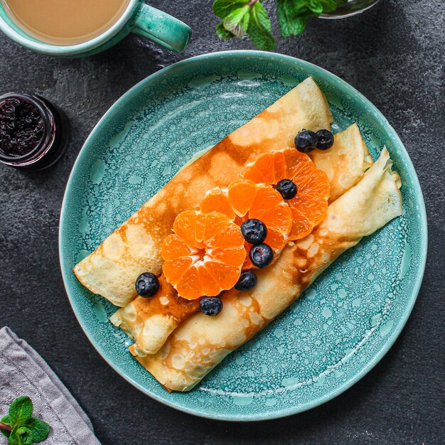 crêpes aux agrumes, confiture et baies