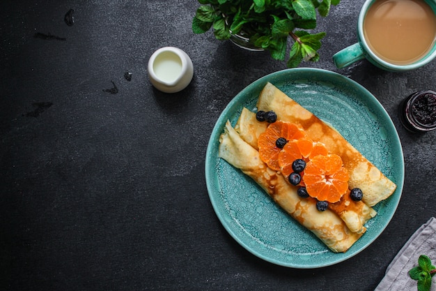 crêpes aux agrumes, confiture et baies