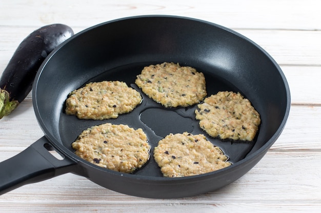 Crêpes aux aubergines, pancakes snacks poêlés à partir d'aubergines hachées. Recette végétarienne saine.