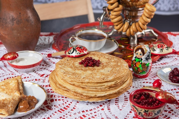 Crêpes aux baies et à la crème sure sur le concept du festival de table mardi gras maslenitsa