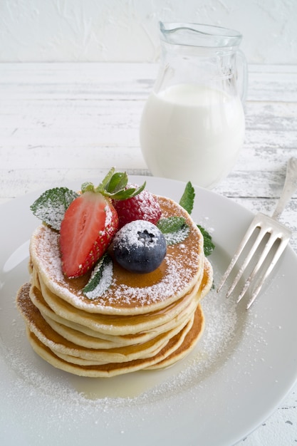 Crêpes aux baies sur fond blanc.