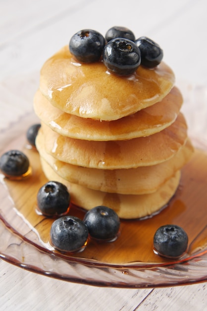 Crêpes aux baies fraîches et sirop d'érable sur une assiette