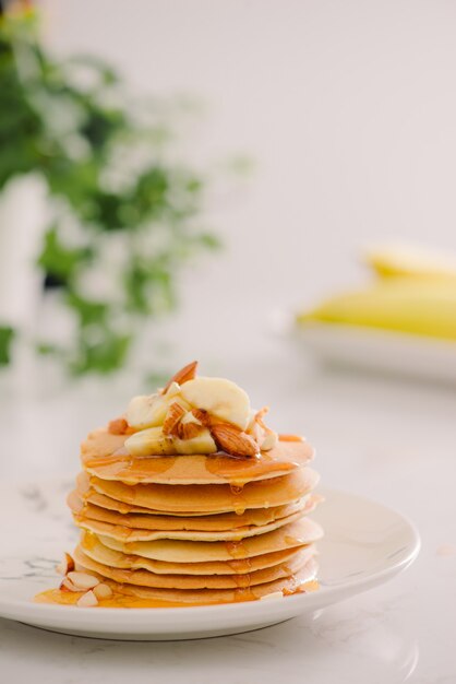 Crêpes aux bananes et noix de cajou avec bananes et sauce au caramel salé. la tonification. mise au point sélective