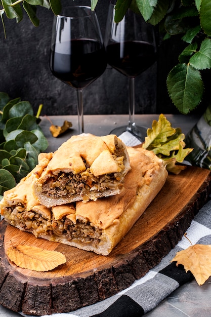 Crêpes aux bleuets et au miel sur une plaque, sur une toiture en bois