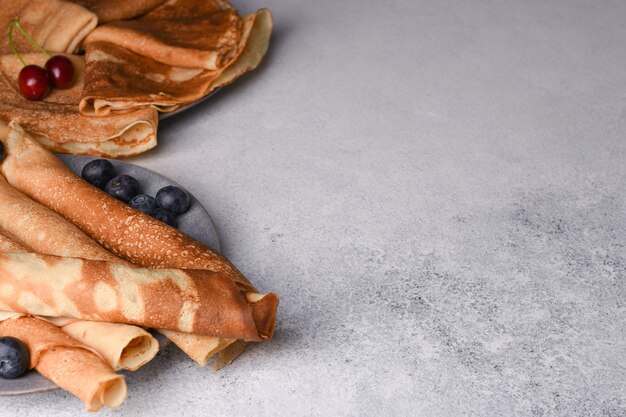 Crêpes aux bleuets sur fond gris