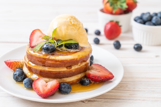 crêpes aux bleuets, fraises, miel et glace à la vanille