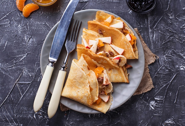 Crêpes aux crêpes avec différents fruits et chocolat