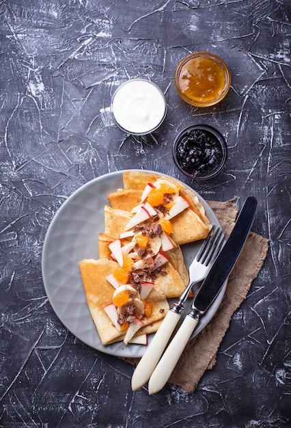 Photo crêpes aux crêpes avec différents fruits et chocolat