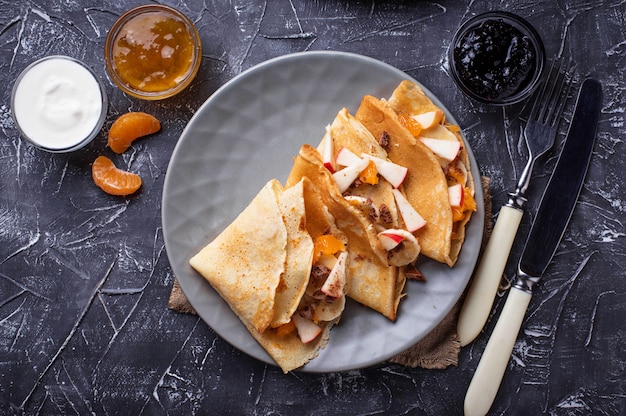 Crêpes aux crêpes avec différents fruits et chocolat