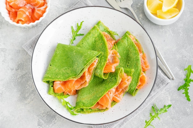 Crêpes aux épinards verts ou crêpes au saumon fumé et fromage à pâte molle Espace de copie