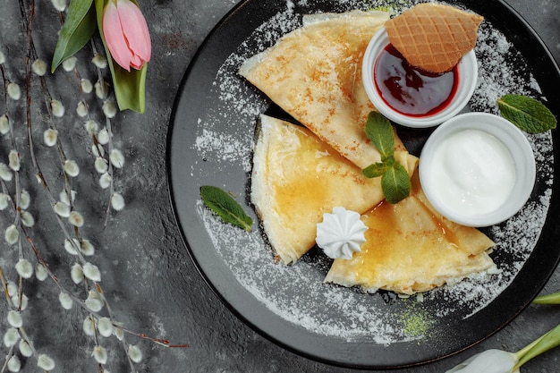 Crêpes aux fraises et crème noire plaque