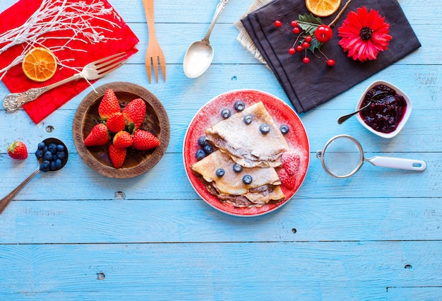 Crêpes aux fraises fraîches ou crêpes aux fruits et au chocolat