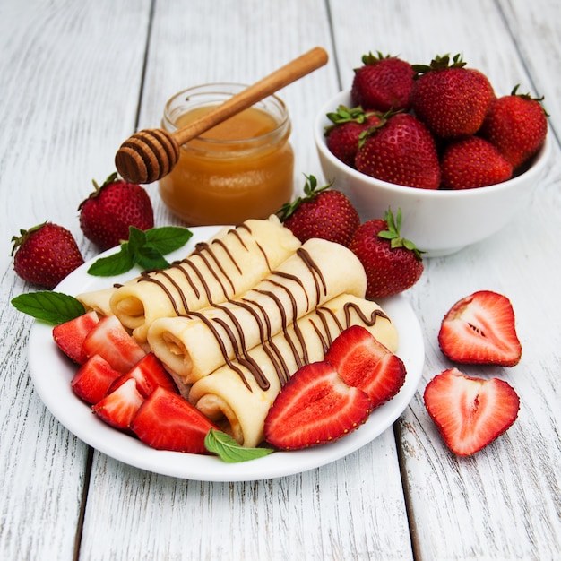 Crêpes aux fraises et sauce au chocolat