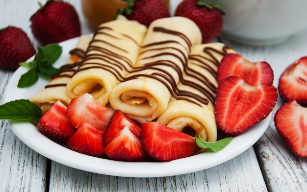 Photo crêpes aux fraises et sauce au chocolat