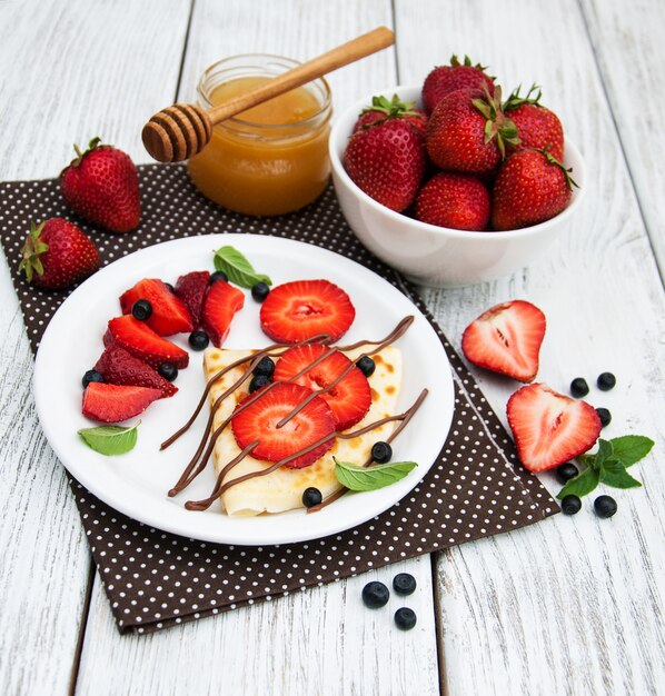 Crêpes aux fraises et sauce au chocolat