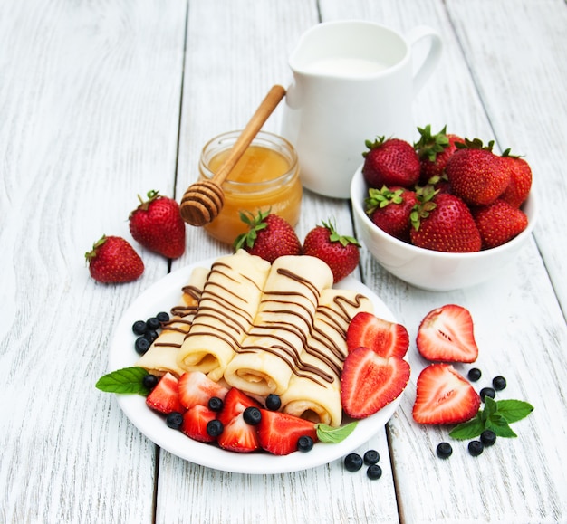 Crêpes aux fraises et sauce au chocolat