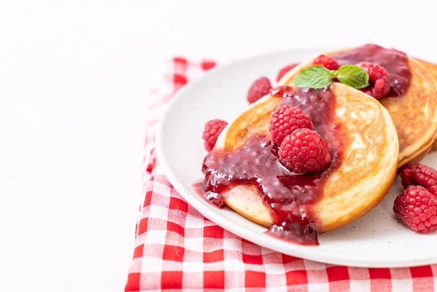 crêpes aux framboises fraîches et sauce aux framboises